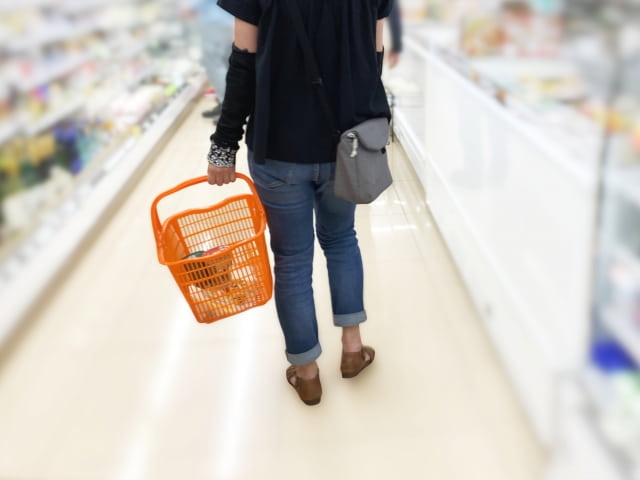 スーパー、コンビニで買い物をする人